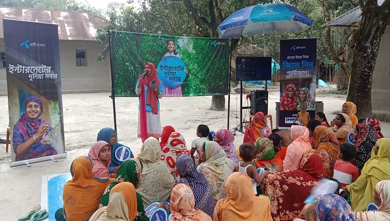 ইন্টারনেটের নানাবিধ ব্যবহার সম্পর্কে জানতে ভীষণ মনোযোগী উঠান বৈঠকে আসা নারীরা। দিনাজপুরের কাহারোল উপজেলার ৩ নম্বর মুকুন্দপার ইউনিয়নে। ৮ সেপ্টেম্বর ২০২৪